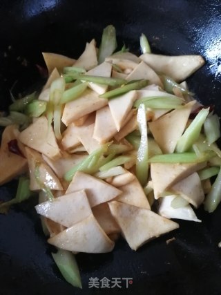 千页豆腐炒芹菜的做法步骤：6