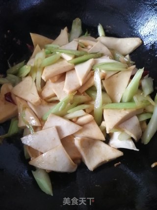 千页豆腐炒芹菜的做法步骤：7