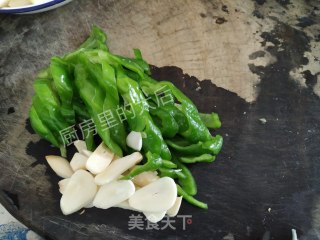 肚丝花菜白玉菇炒青椒的做法步骤：1