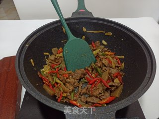 泡椒魔芋炒牛肉的做法步骤：8