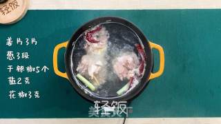 红油椒麻口水鸡丨鲜嫩多汁越吃越上瘾的做法步骤：2