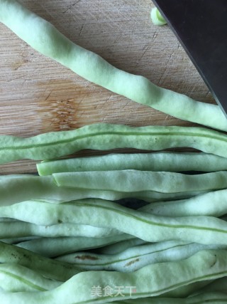 ￼￼四季豆粉丝肉包的做法步骤：6