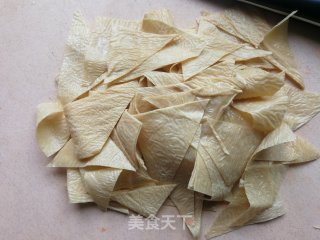 荆芥黄瓜拌豆腐皮的做法步骤：2
