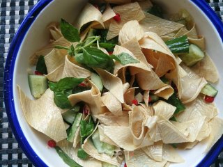 荆芥黄瓜拌豆腐皮的做法步骤：7