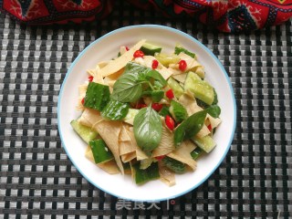 荆芥黄瓜拌豆腐皮的做法步骤：8