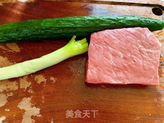 黄瓜炒牛里脊的做法步骤：1
