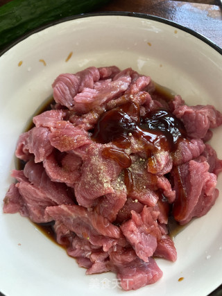 黄瓜炒牛里脊的做法步骤：2