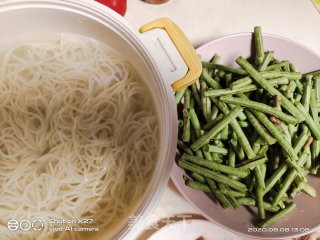 豆角虾仁鸡蛋面的做法步骤：2