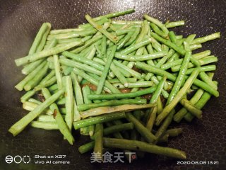 豆角虾仁鸡蛋面的做法步骤：4