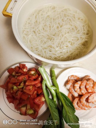 青菜虾仁鸡蛋拌面的做法步骤：2