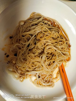 青菜虾仁鸡蛋拌面的做法步骤：3