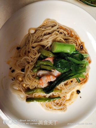 青菜虾仁鸡蛋拌面的做法步骤：5