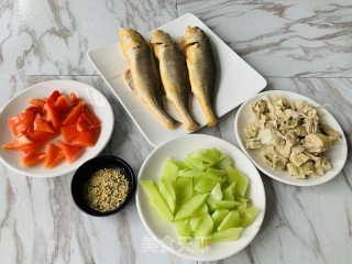 火麻仁双笋烧黄鱼的做法步骤：1
