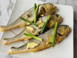 火麻仁双笋烧黄鱼的做法步骤：2