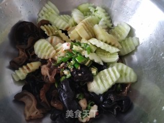 黄瓜拌木耳的做法步骤：4