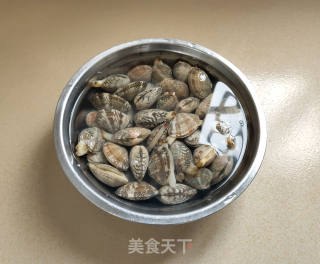 美味炒花蛤的做法步骤：1