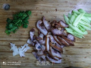 猪头肉拌黄瓜的做法步骤：2