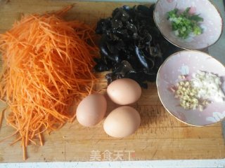 超好吃的胡萝卜木耳炒鸡蛋的做法步骤：1