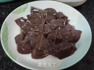 红青椒炒猪肝的做法步骤：2