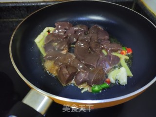 红青椒炒猪肝的做法步骤：6