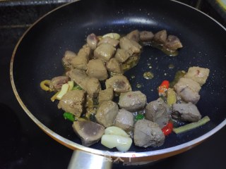 红青椒炒猪肝的做法步骤：7