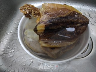 青瓜青椒炒墨鱼干的做法步骤：2