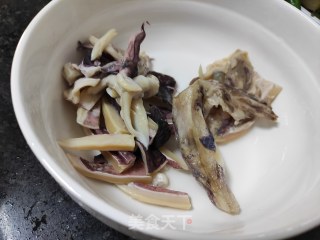 青瓜青椒炒墨鱼干的做法步骤：3