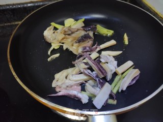 青瓜青椒炒墨鱼干的做法步骤：6