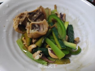 青瓜青椒炒墨鱼干的做法步骤：10