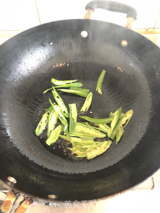 青椒炒茄子的做法步骤：2