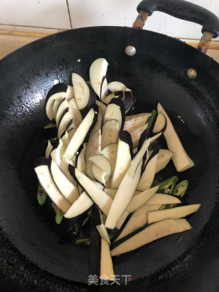 青椒炒茄子的做法步骤：3