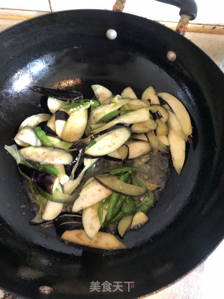 青椒炒茄子的做法步骤：4