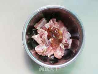 酸梅酱蒸排骨的做法步骤：2