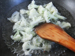 青椒白玉菇花菜的做法步骤：2