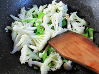 青椒白玉菇花菜的做法步骤：4