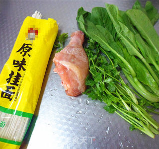 荤菜——鲜虾鸡腿面的做法步骤：1