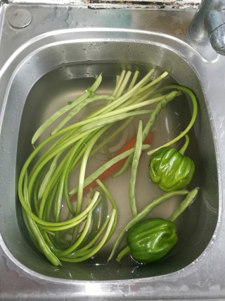 腊肉炒杂蔬的做法步骤：2
