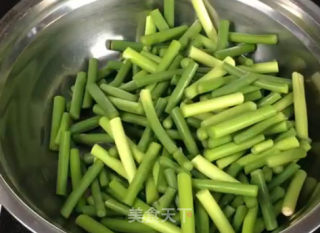蒜薹炒火腿的做法步骤：3