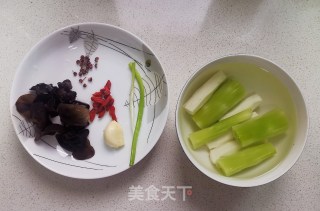 清炒木耳山药莴笋的做法步骤：1
