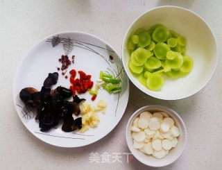 清炒木耳山药莴笋的做法步骤：2