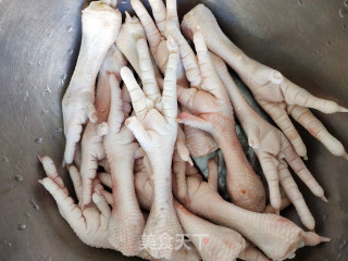卤鸡爪的做法步骤：1