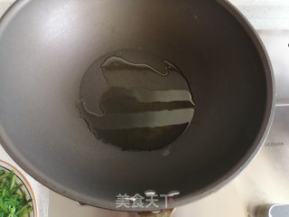 红椒炒鸡蛋的做法步骤：2
