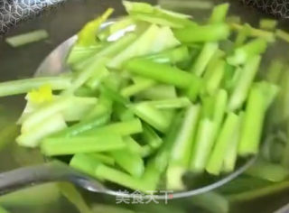 芹菜拌花生米的做法步骤：4