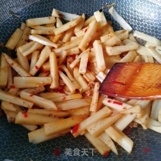 剁椒炒藕条的做法步骤：7