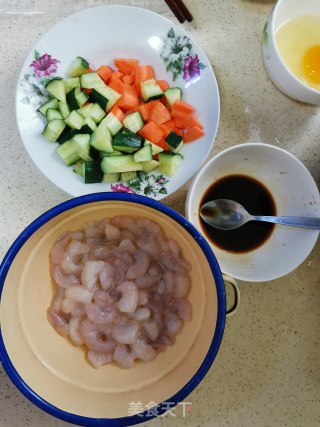 三色虾仁的做法步骤：1