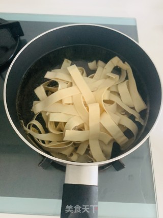 香菜拌千张的做法步骤：2