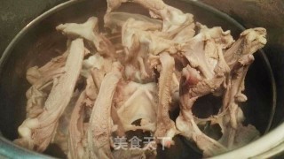 麻辣熏鸭架的做法步骤：1
