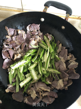 大头菜青椒炒腊肉的做法步骤：4