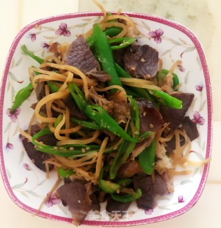 大头菜青椒炒腊肉的做法步骤：7