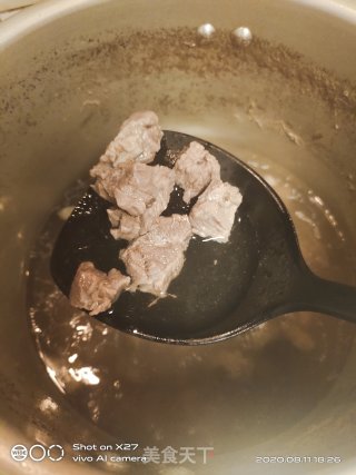 牛腩土豆西红柿汤的做法步骤：2